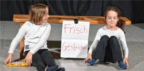 Julia (links) und Carlotta beim Gespräch neben der Bank. Foto  Eder