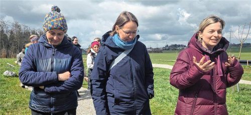 Katharina Schulze (rechts), Fraktionsvorsitzende der Grünen im Landtag, besuchte das „Naturklassenzimmer“ in Stephanskirchen. Grünen-Gemeinderätin Janna Miller (Mitte) und Karen Pape, Lehrerin an der Otfried-Preußler-Schule und Initiatorin des Projekts, zeigten und erklärten ihr alles. Foto Blum