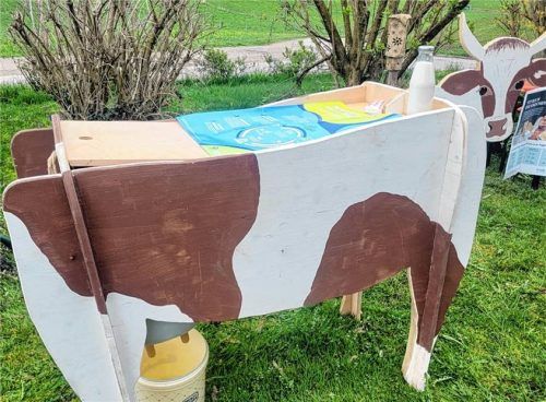 Keine Milch ohne Handarbeit: An dieser künstlichen Kuh konnten die Gymnasiasten das Melken selbst ausprobieren.Fotos  Becker