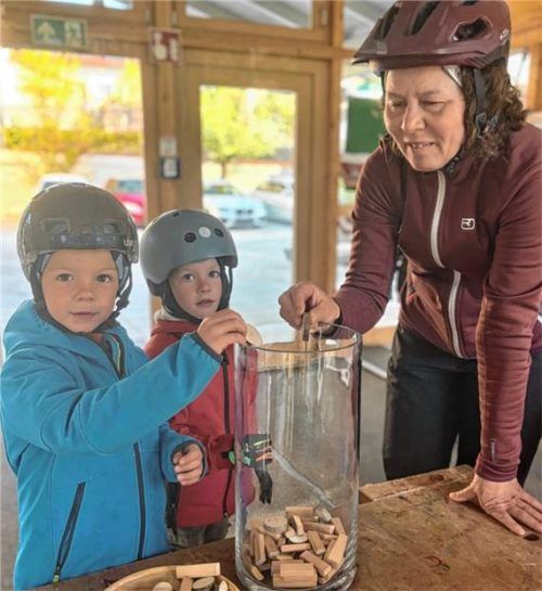 Kinder, die nicht mit dem Auto in den Kindergarten gebracht werden, dürfen eine Holzscheibe ins Glas werfen. Foto Manzinger