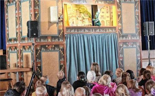 Kinder und Eltern verfolgen gespannt das Kasperltheater „Kasperl und die Brotzeit“ beim Frühlingsfest. Foto Hauser