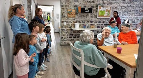 Kinderbesuch im Pflegeheim – erst wurde gesungen, dann gelachtFoto re