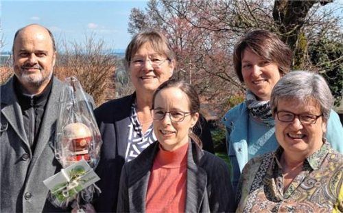 Kleine Geschenke zum Abschied: (von links) Andreas Messerer, Anita Oberprüller, Heike Zehetmaier, Sonja Stahuber und Monika Langer. Foto re