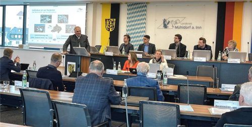 Klinik-Vorstand Thomas Ewald (am Rednerpult) gab im Kreisausschuss Auskunft zu den Standorten Haag und Burghausen. Foto  Latta
