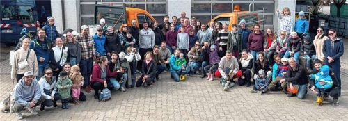 Knapp 60 Erwachsene und Kinder beteiligten sich beim Saubermachen in der Gemeinde.Foto  Stettner