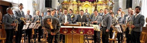 Kräftigen Applaus erntete die Auer Musi nach dem Verklingen des letzten Tons. Foto Auer Musi