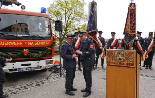 Kreisbrandrat Christoph Grundner (rechts) übergibt den Schutzpatron, den heiligen Florian, an Kommandant Andreas Spiel (links). Foto gillitz