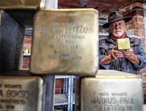 Künstler Gunter Demnig (78) arbeitet in seiner Werkstatt an Stolpersteinen. Der Initiator des Projektes zur Erinnerung an Opfer des Nationalsozialismus wird am 21. Mai um 15 Uhr am Wanderweg zwischen Aschau und Sachrang fünf Stolpersteine verlegen. Foto dpa