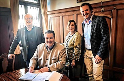 „Kulturerbe Bayern“ und die Münchener Brauerei Augustiner-Bräu unterzeichnen den Pachtvertrag: (von links) Thomas Wilde (Vorsitzender „Yvonne und Thomas Wilde Familienstiftung“), Dr. Nikolaus Walther (Vorsitzender des Vorstands Stiftung „Kulturerbe Bayern“), Yvonne Molek (Vorstand der „Yvonne und Thomas Wilde Familienstiftung“) und Ralph Schömig (Verkaufsleiter Augustiner-Bräu Wagner KG). Foto KULTUR ERBE BAYERN