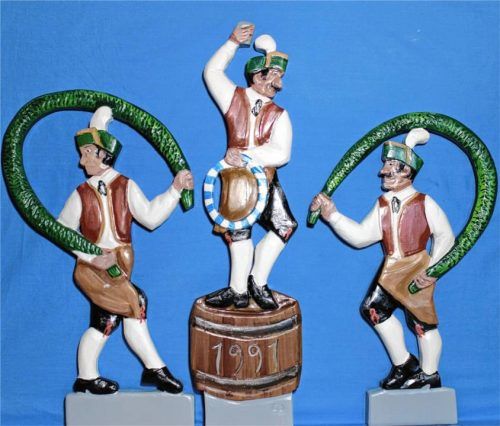 Kunstvoll und von hoher Qualität waren die 1991 gefertigten Figuren des Haager Maibaums. Foto Meindl