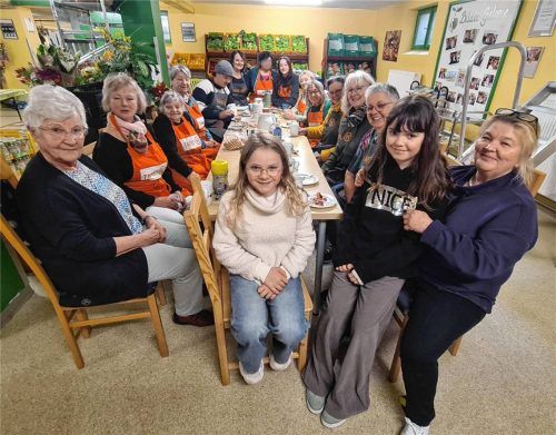 Kurz bevor die Ausgabe am Donnerstagmorgen beginnt, setzen sich alle Helferinnen und Helfer der Bruckmühler Tafel zum gemeinsamen Frühstück an den Tisch. Foto Röhrl, OVB