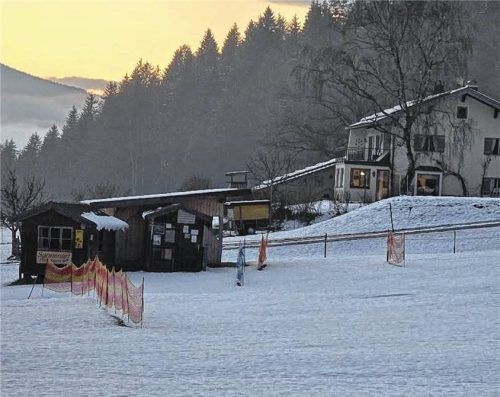 Kurz vor den Osterferien hatte es noch mal ausgiebig geschneit, sodass der gesamte Hang schneebedeckt war. Foto Wegscheider
