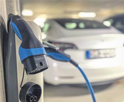 Lässt sich unter Umständen auch in der Tiefgarage eines Mietshauses laden: das eigene E-Auto. Foto Zacharie Scheurer/dpa