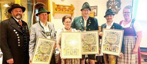 Landesjugendvertreter Armin Schmid überreichte die Auszeichnungen an Franz Bauer, Sylvia und Christian Steiner und Peter Stoib zusammen mit Chiemgaus Jugendwartin Monika Hiendl (von links). Foto Hötzelsperger