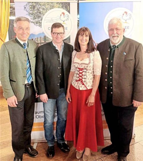 Landrat Otto Lederer freute sich (von links) mit den „UadB“-Vorsitzenden Donat Fischer und Sabine Bauer sowie dem RegRo-Vorsitzenden Sebastian Friesinger.