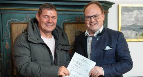 Lars Frank mit Bürgermeister Andreas Friedrich.Foto Berger