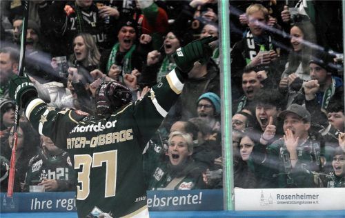 Lewis Zerter-Gossage durfte gegen Regensburg einen Treffer bejubeln. Insgesamt fehlt den Starbulls seit dem Aufstieg aber der Erfolg in den Play-offs. Unter Franz Steer war das noch anders.Foto Hans-Jürgen Ziegler