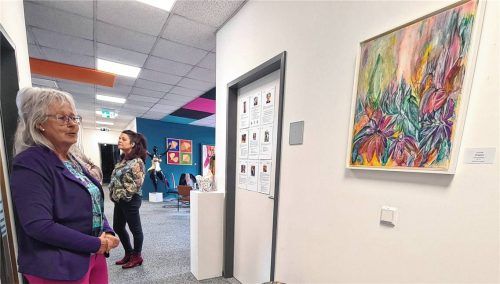 Lorita Bögl (links) und Barbara Bertram (Mitte) sehen sich ihre Kunstwerke im Atelier 303 an. Foto Röhrl