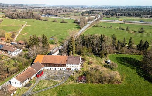 Luftaufnahme der ländlichen Umgebung von Bad Feilnbach mit Hofanwesen, Feldern und angrenzender Autobahn, deren Entwässerungsanlagen den Gemeindehaushalt stark belasten. Foto Kriechbaumer