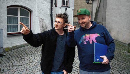 Markus Beham (links) und Florian Schmitt bei der Suche nach Drehorten in der Stadt. Foto re