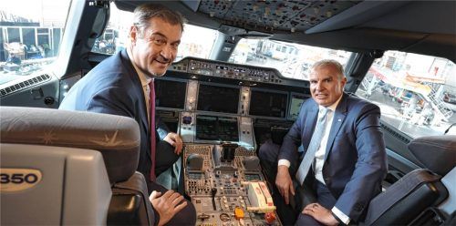 Markus Söder (CSU, links), bayerischer Ministerpräsident, und Carsten Spohr, Vorstandsvorsitzender der Deutschen Lufthansa, sitzen im Cockpit des Airbus A350-900. Foto dpa