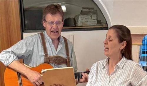 Martin Huber führte nicht nur durchs Programm, sondern sang auch mit seiner Frau Margrit. In der Reihe „Kunst und Kultur“ unterhielten eine Reihe von Musikern die Gäste, die einen unterhaltsamen Abend erlebten und auch selbst kräftig mitsangen. Foto  Sutherland