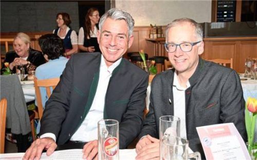 Martin Wunderlich, Direktor des Bayerischen Bauernverbands in München (links), übernimmt kommissarisch die Leitung der Töginger Geschäftsstelle von Veit Hartsperger, der in Neuötting zum Bürgermeister gewählt worden ist.Foto Fund