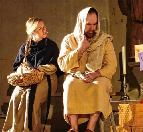 Martina Huber (Magd) im Gespräch mit Petrus (Otto Zaiser). Fotos Hötzelsperger