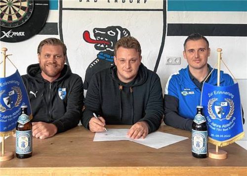 Matthias Schmid (Mitte), hier mit Sportlichem Leiter Alexander Neiser (links) und Abteilungsleiter Andreas Garhammer, übernimmt zur neuen Saison in Bad Endorf. Foto re