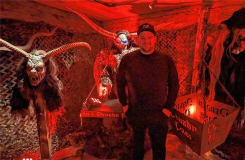 Max Huber vor seinen Masken und ganzen Perchten mit Umhängen.Fotos Hoffmann