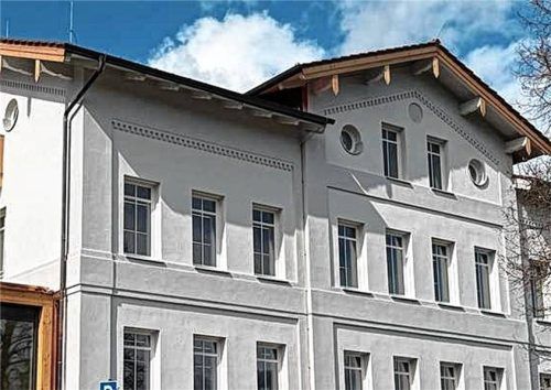 Mehr als vier Millionen Euro hat die Sanierung des Bernauer „Haus des Gastes“ gekostet. Nun debattierte der Rat über die Gründe der hohen Summe. Foto Archiv Kirchner