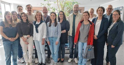 Mehr Transparenz bei der Handynutzung an Schulen wünscht sich das Mühldorfer Amtsgericht und klärt mit einer Informationsveranstaltung auf. Geschäftsleiterin Daniela Arnst, Amtsgerichtsdirektor Stephen Kroner, Pressesprecherin und ständige Vertreterin des Direktors Dr. Angela Miechielsen (von rechts) mit einigen Leitern der Landkreisschulen sowie Fachlehrern für den Bereich Wirtschaft und Recht. Foto  Atalay