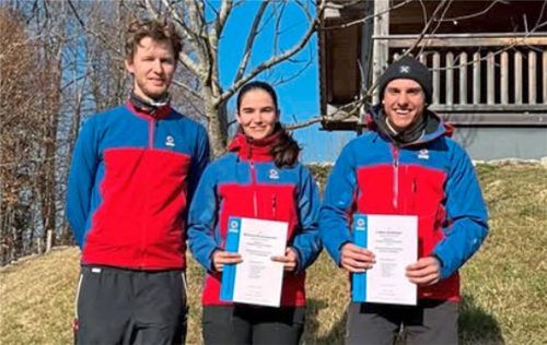Melissa Rossteuscher und Lukas Gasteiger (rechts) freuen sich über die bestandene letzte Prüfung im Rahmen der Ausbildung zum ehrenamtlichen Bergretter. Foto Bergwacht Bad Feilnbach