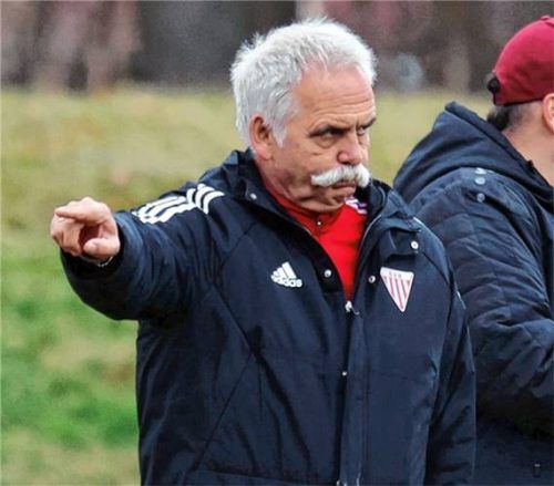 Mike Probst zeigt die Richtung an: Der Trainer des SV Bruckmühl will gegen Holzkirchen wieder punkten.Foto Butzhammer