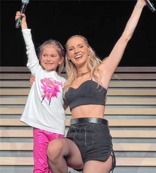 Miriam Spirkl durfte nicht nur mit ihrem Megastar auf der Bühne stehen. Melissa Naschenweng hat auch noch auf ihrem T-Shirt unterschrieben. „Des is mir jetzt heilig!“, sagt die Sechsjährige.Fotos  Privat