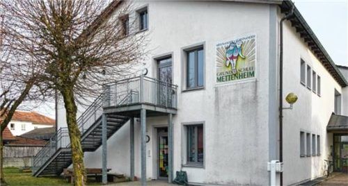 Mit dem Ausbau der Mittagsbetreuung an der Grundschule Mettenheim, die derzeit schon rund 60 Schülerinnen und Schüler besuchen, soll als Schutz gegen Regen und zur Sicherheit der Kinder über dem Hintereingang ein Vordach errichtet werden. Foto Kretschko