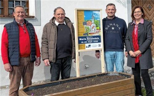 Mit dem Plakat: (von links) Vorsitzender Förderverein Alfred Rosai, Pfarrer Franz Eisenmann, Zweiter Vorsitzender Förderverein Jürgen Heigl und Katharina Löw vom Pfarramt.