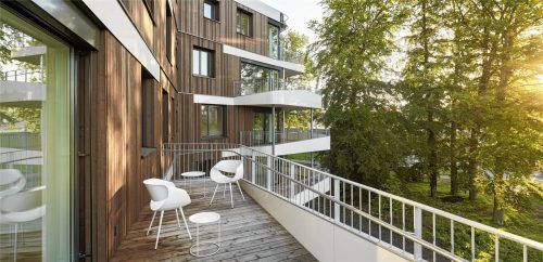 Mit dem Y-Haus und dem Conradty-Haus entstehen im Park zwei weitere Wohngebäude – eingebettet in jahrhundertealten Baumbestand und in unmittelbarer Nähe zum Wasser. Foto MEIKE HANSEN/ ARCHIMAGE