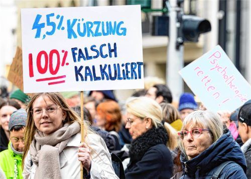 Mit den Honorarkürzungen zeigen sich viele Psychotherapeuten nicht einverstanden, teilweise gehen sie auch auf die Straße. Foto dpa/picture alliance/Soeren Stache