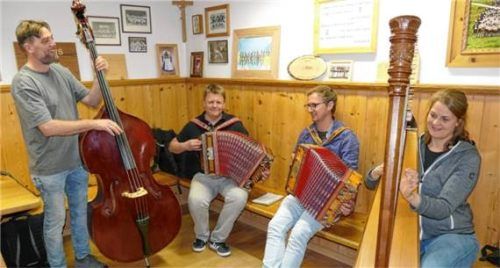 Mit der Hirschbrunftmusi hat 2003 alles angefangen. Auch in diesem Jahr spielen Stefan Pertl (von links), Martin Huber, Stefan Maier und Katrin Häusler für die Tanzfreunde im Probenraum der Falkastoaner Trachtler. Foto Wegscheider
