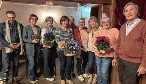 Mit einem Blumenstock bedankte sich Vorsitzender Hans Thullner (rechts) bei der Vorstandschaft.Foto  re