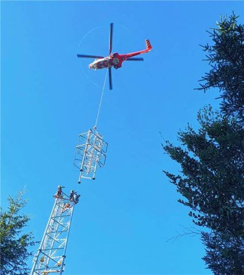 Mit einem Helikopter soll am Dienstag ein Stahlrohrmast für das Digitalfunknetz von Polizei und Rettungsorganisationen gesetzt werden.Foto (Symboldbild) BLKA