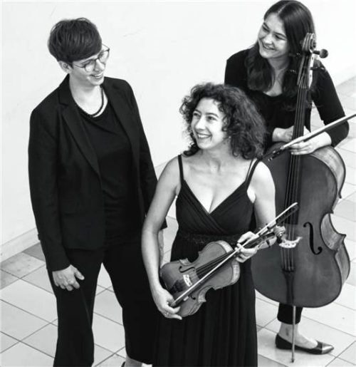 Mit einer ungewöhnlichen Programmidee kommt das Trio Sol – (von links) Rebekka Thois, Elisabeth Überacker und Charlotte Lang – in den Ahnensaal des Klosters Zangberg. Foto re