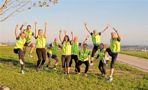 Mit Freudensprüngen, neuem Elan und neuen Warnwesten freut sich das „Lauf10“-Team auf motivierte Teilnehmer. Foto re