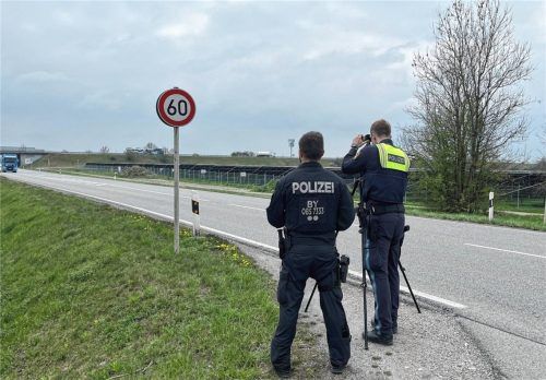 Mit moderner Lasertechnik überwacht die Polizei Mühldorf die Einhaltung von Tempo 60 am Autobahnzubringer in Erharting. Wer hier zu schnell fährt, muss mit sofortigen Konsequenzen rechnen. Foto Hoog
