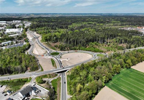 Mit zwei Kreisverkehren und einer Brücke wurde die Pürtener Kreuzung zu einem leistungsfähigen Knotenpunkt umgebaut. Der Bahnübergang im Hintergrund wurde mit einer Überführung ersetzt. Foto Staatliches Bauamt Rosenheim