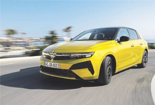 Modellgepflegt: Beim Opel Astra Plug-in-Hybrid leuchtet an der Front das Blitz-Logo, er ist nun mit 196 PS unterwegs und hat eine rein elektrische Reichweite von 80 Kilometern. Foto OPEL