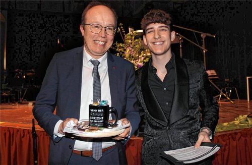 Moderator Noah Keller (rechts) überreichte Martin Demmelhuber eine Kaffeetasse.Fotos  Huckemeyer