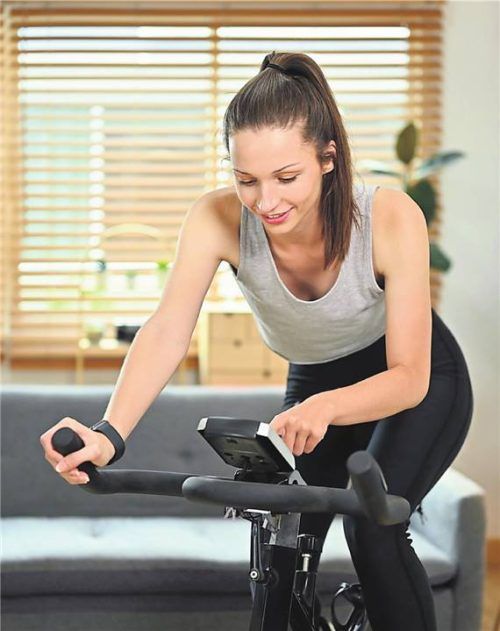 Moderne Spinning-Fahrräder machen das Training zu Hause immer attraktiver. Foto Smarterpix/prathanchorruangsak@gmail.com