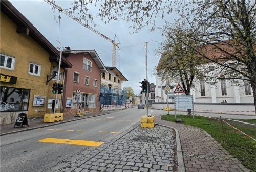 Momentan reguliert am Kirchplatz eine Ampel den Verkehr, um eine Baustelle zu sichern. In Zukunft könnte eine 30erZone den belebten Ortskern und die Obinger Straße als Hauptverkehrsader der Schüler sicherer machen. Foto Ammelburger